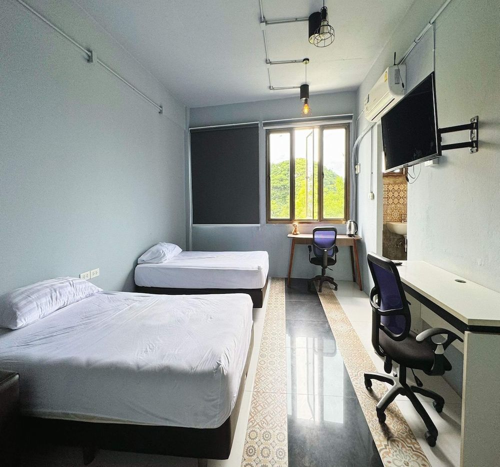 Sukhum Huai Khwang Guest House 1