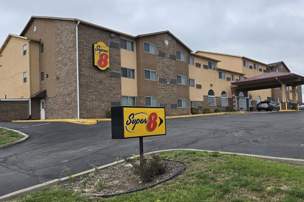 Super 8 by Wyndham Kansas City 1