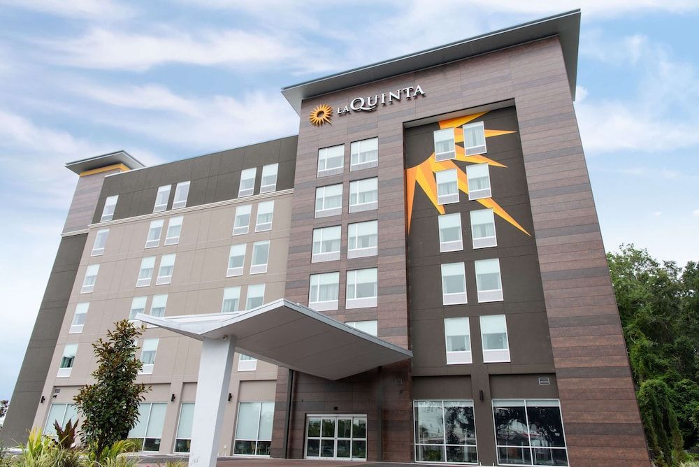 La Quinta Inn & Suites by Wyndham Lake City 1