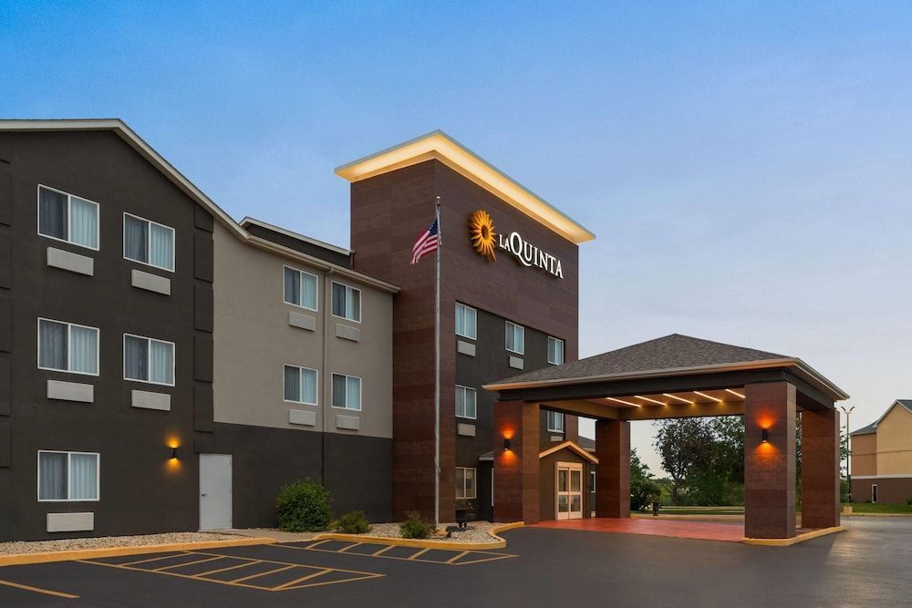 La Quinta Inn & Suites by Wyndham Peru Starved Rock St Park 1