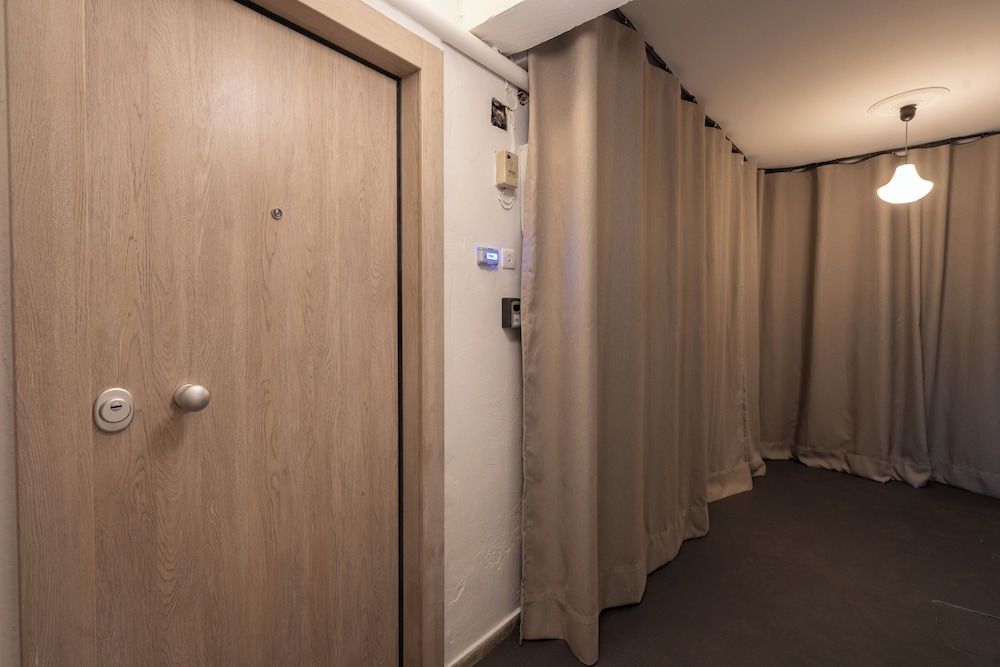 Cozy & Chic Stay Near Metro Station 2