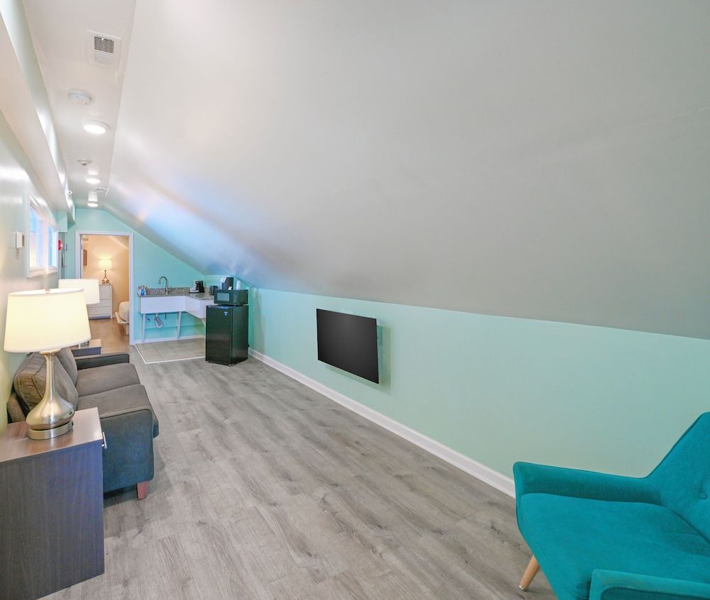Commander Beach House Hotel 1