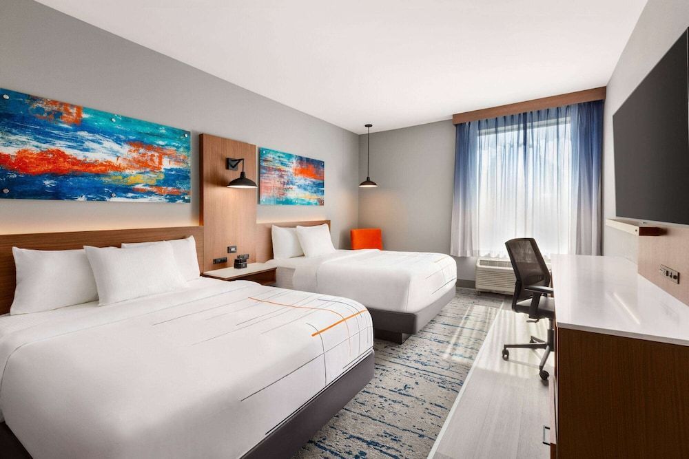 La Quinta Inn & Suites by Wyndham Mount Laurel Moorestown 1