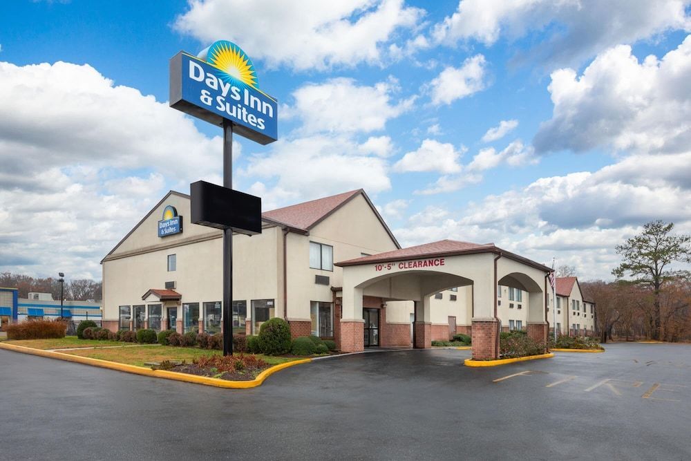 Days Inn & Suites by Wyndham Seaford 1