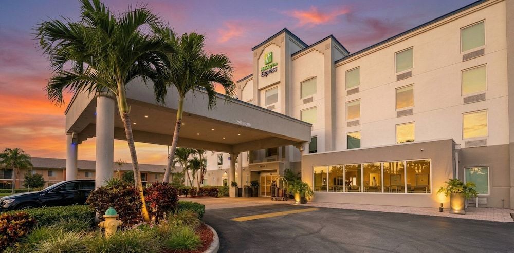 Holiday Inn Express & Suites COCOA BEACH by IHG 1