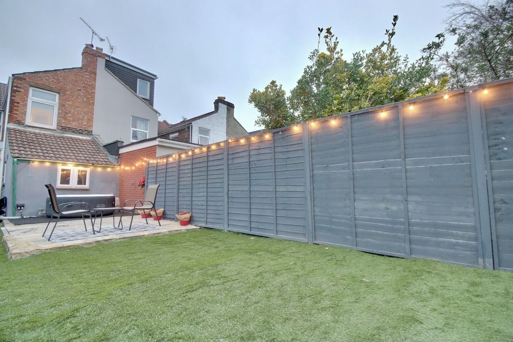 Southsea 4BR Getaway with Private Yard 2