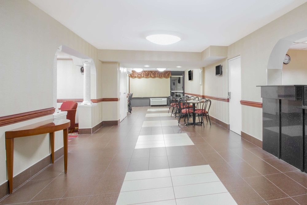 Ramada Hotel & Conference Center by Wyndham Edgewood 2