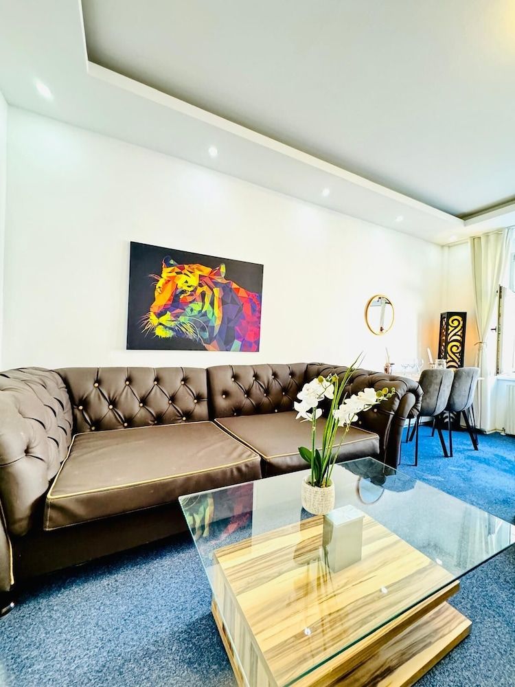 Spacious 7BR Apartment Prime Location 2