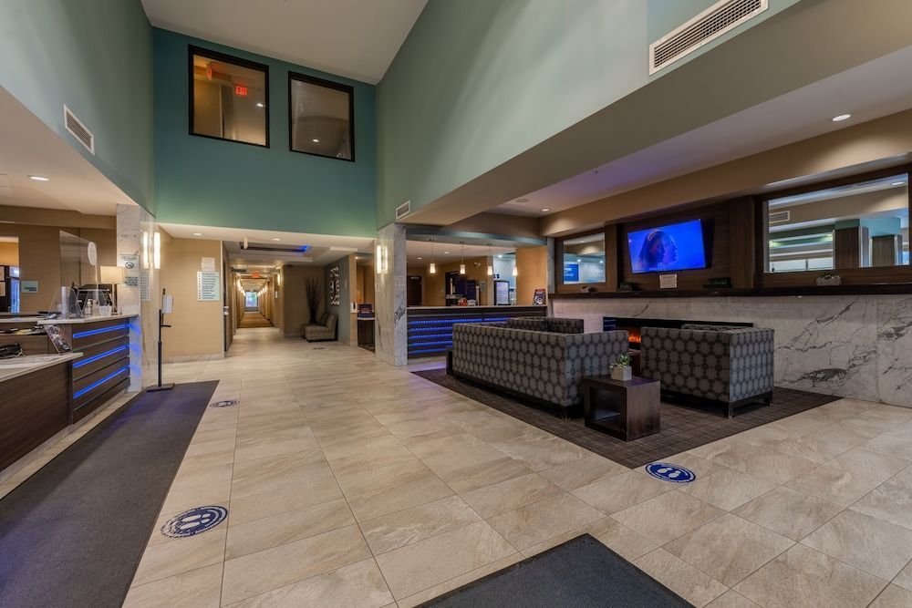 Holiday Inn Express GOLDEN-KICKING HORSE by IHG 1