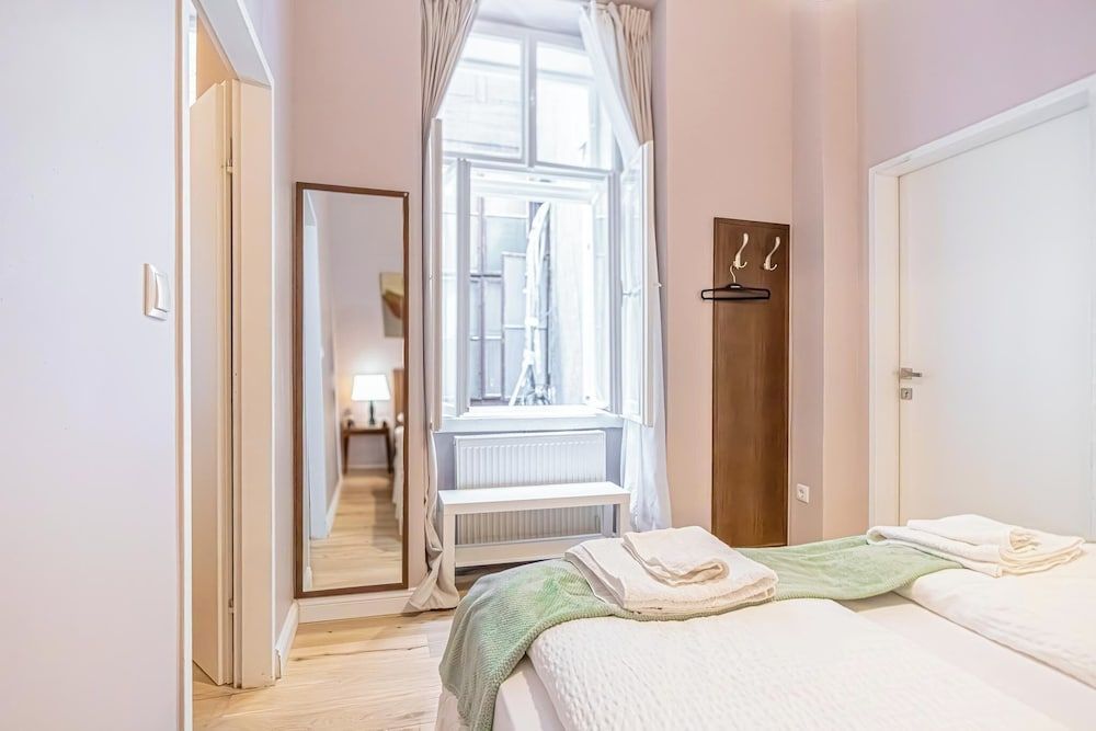 1 Aprt & 5 Stylish Hotel Rooms, Comfort & Convenience Combined 1