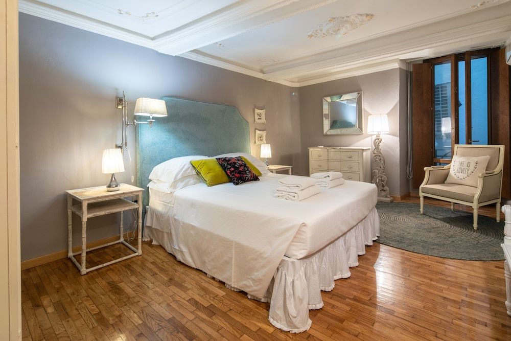 Uffizi Romantic Flat by Mmega 1