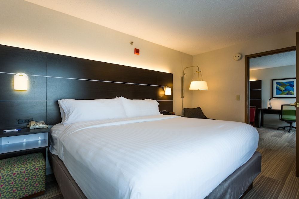 Holiday Inn Express & Suites READING AIRPORT by IHG 2