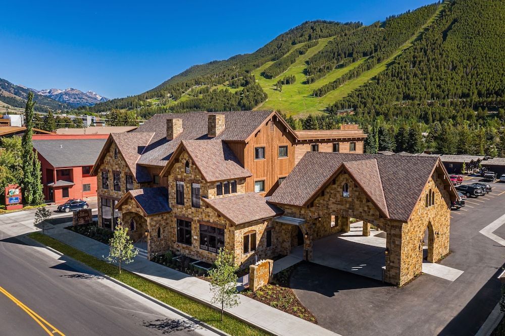 Elk Country Inn 1