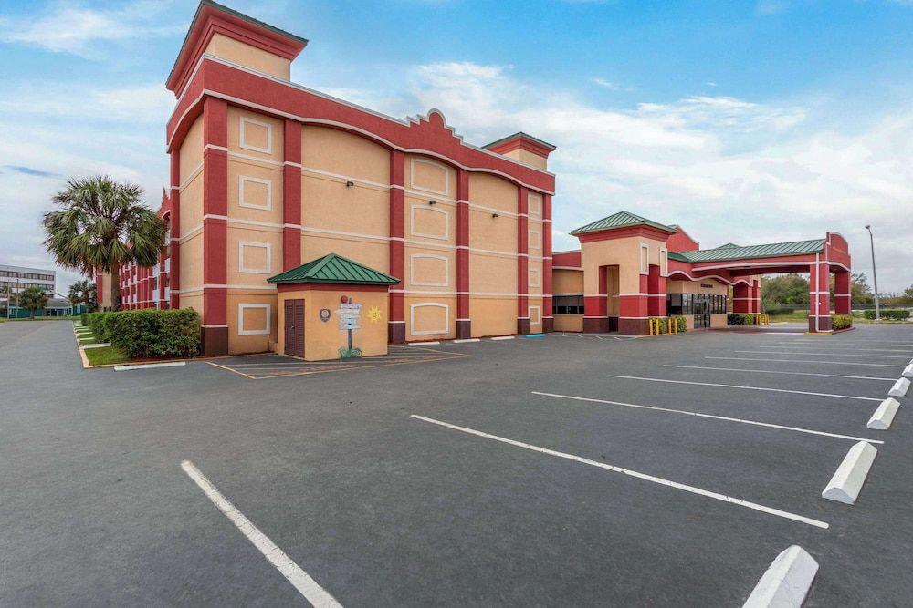 Baymont by Wyndham Orlando North Millenia 1