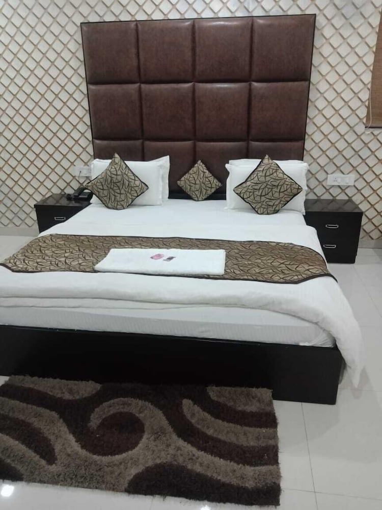 Hotel Mandakini Lush 1