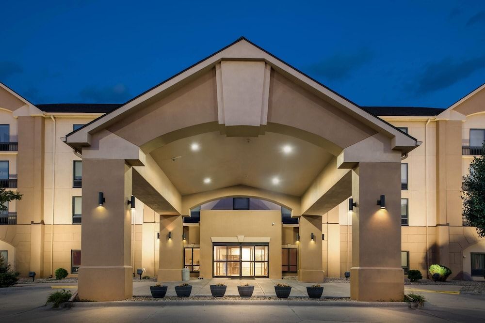 Days Inn & Suites by Wyndham Cedar Rapids 1