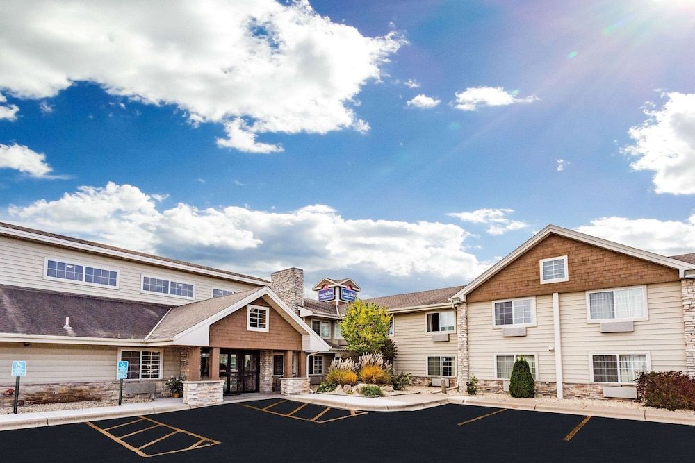 AmericInn by Wyndham Hotel and Suites Long Lake 1
