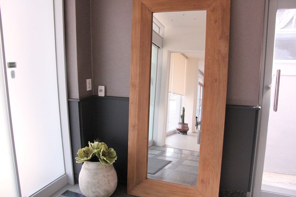 Wood House Hotel 2