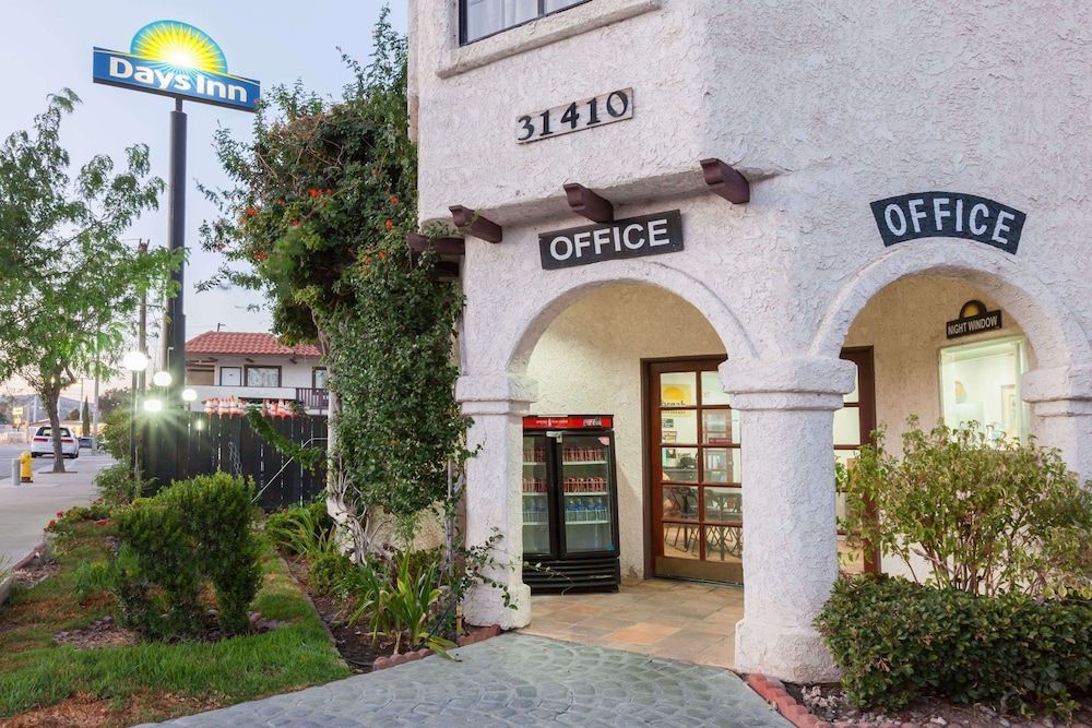 Days Inn by Wyndham Castaic Six Flags Magic Mountain 1