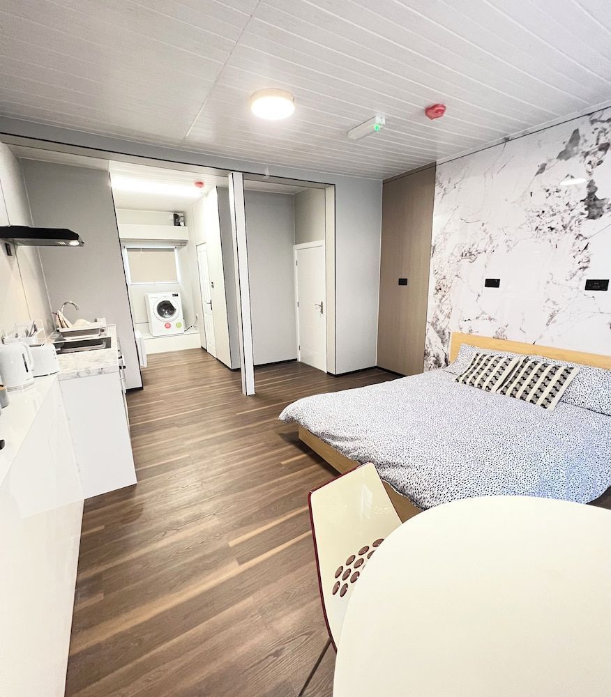 OYO Welsh Holiday Accommodation - Modern Stay 1