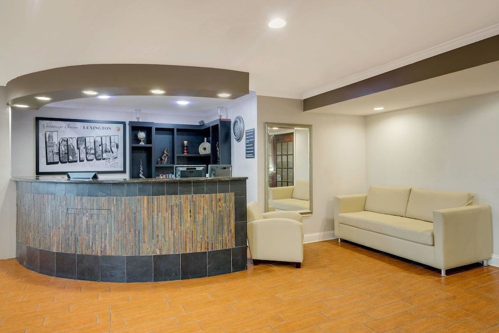 Super 8 by Wyndham Lexington Hamburg Area 2