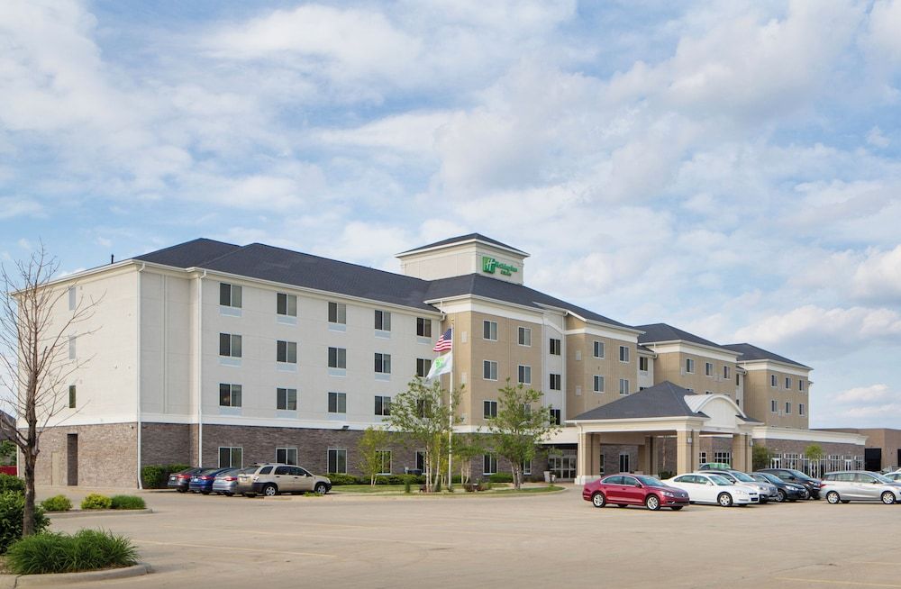 Holiday Inn & Suites BLOOMINGTON-AIRPORT by IHG 1