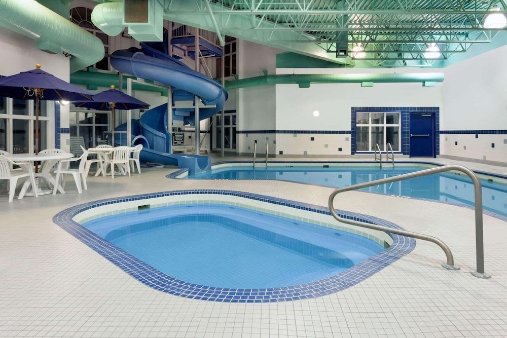 Ramada by Wyndham Weyburn 1