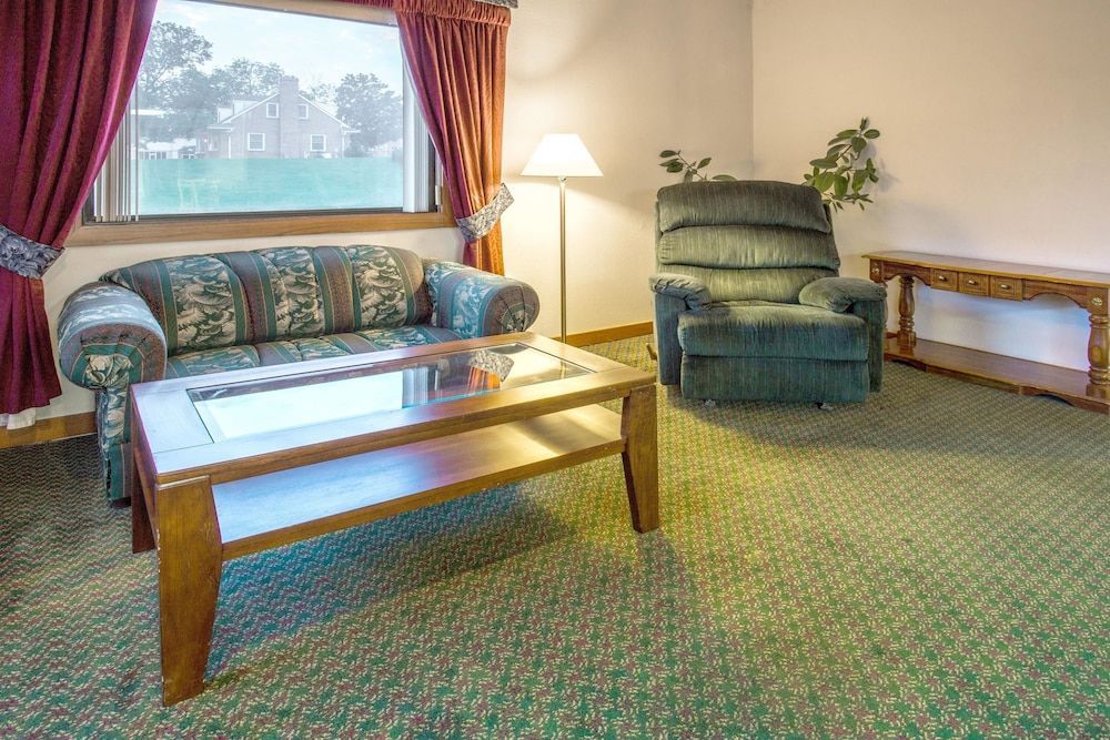 Super 8 by Wyndham Hartford WI 2