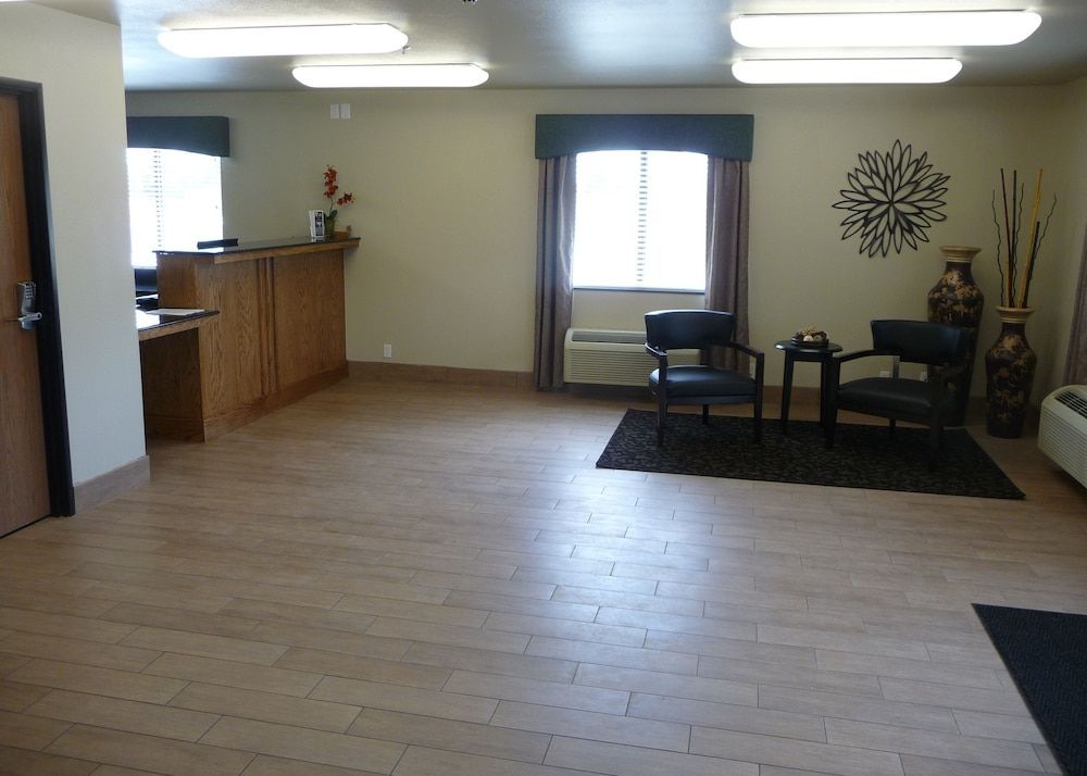Travelodge by Wyndham Livonia 2