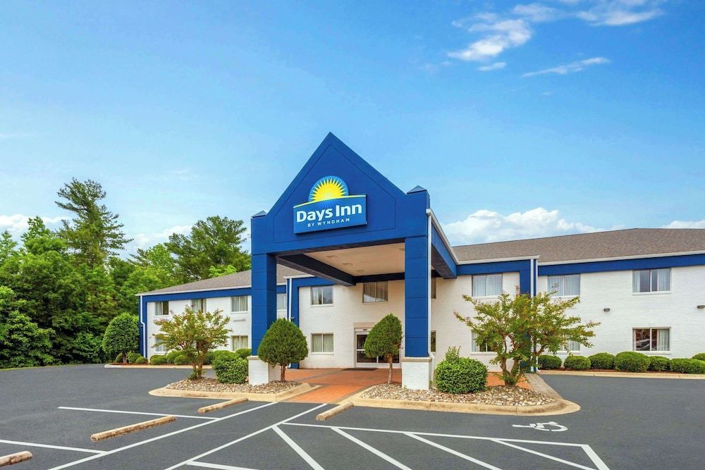 Days Inn & Suites by Wyndham Siler City 1
