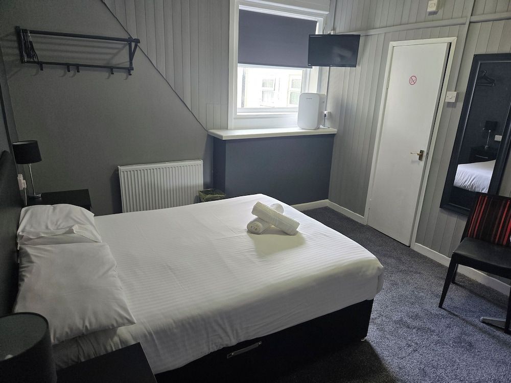 Peek-a-Booze - Budget Hotel - Adults Only 2