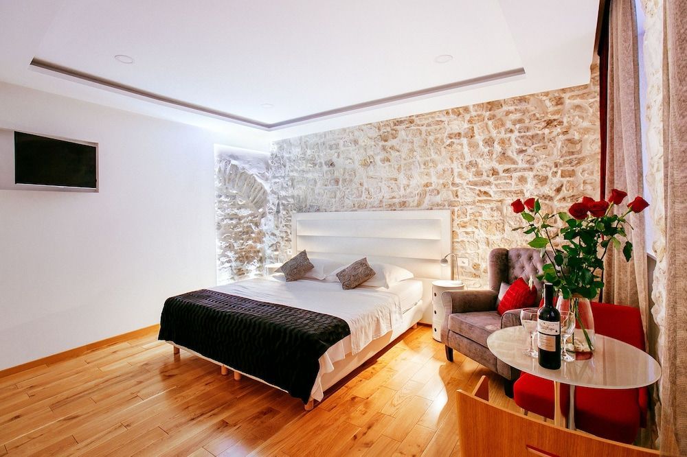 Get Split Luxury Apartment 1