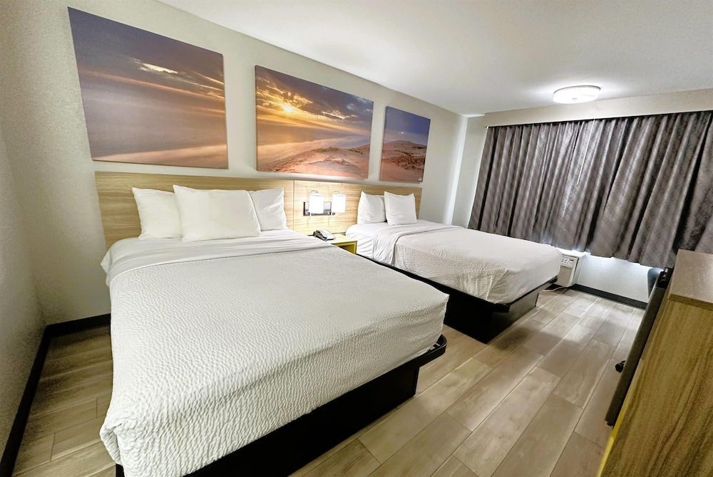 Days Inn by Wyndham Holland 1