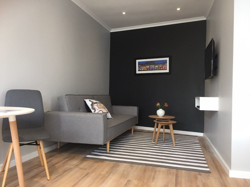 Central Claremont Garden Apartment 1