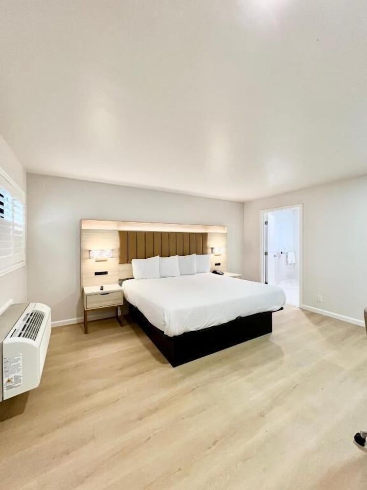 Nob Hill Motor Inn -Newly Updated Rooms! 1