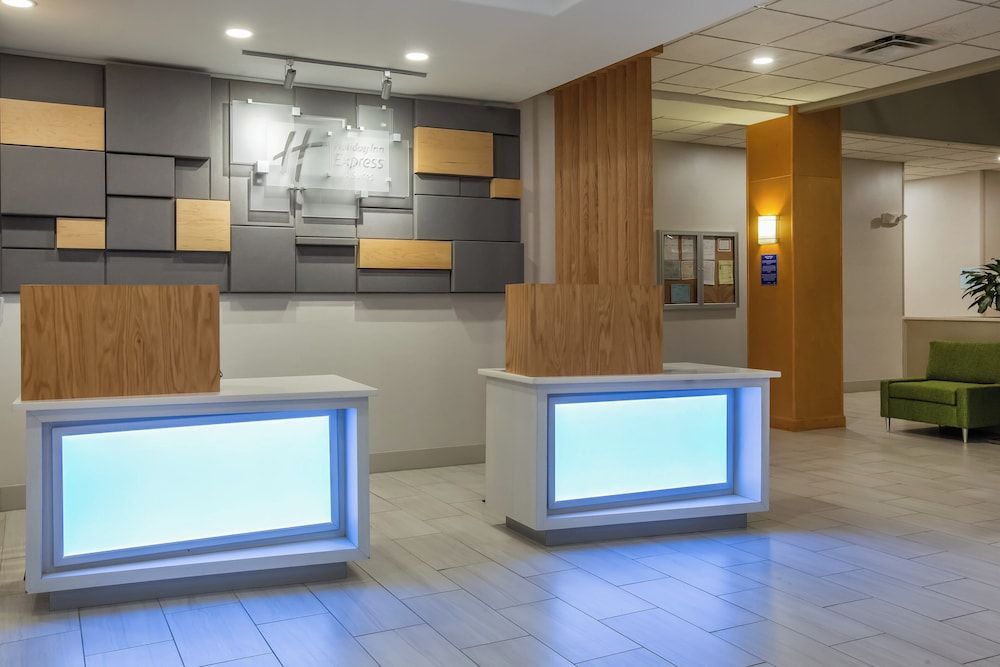 Holiday Inn Express & Suites Atlanta Southwest-Fairburn 2