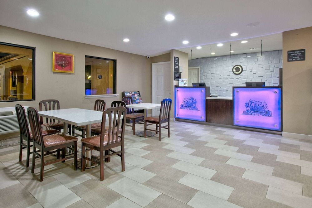 Super 8 by Wyndham Palestine TX 2
