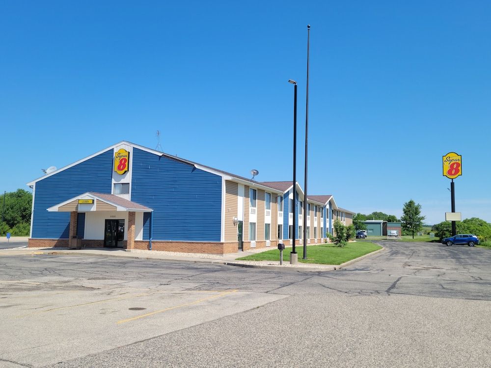 Super 8 by Wyndham Portage 1