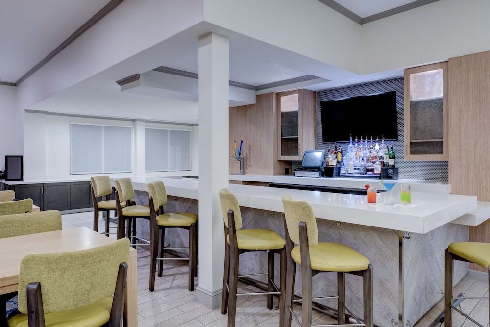 Hilton Garden Inn Anaheim/Garden Grove 2