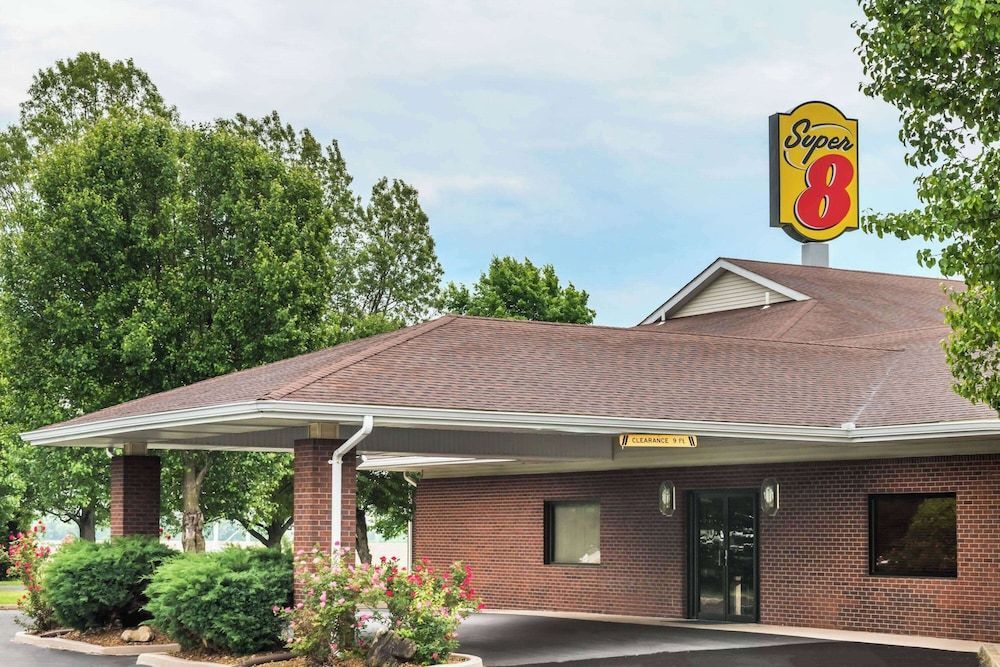 Super 8 by Wyndham O'Fallon 1