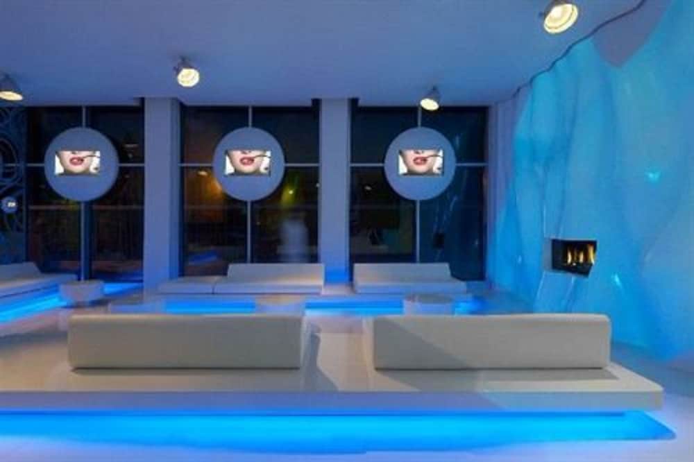 i-Suite Hotel 2