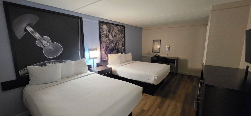 Super 8 by Wyndham Austin South I-35 1