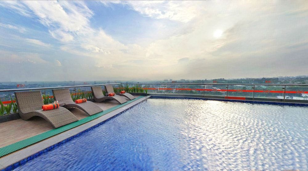 HARRIS Hotel & Conventions Ciumbuleuit Bandung 1