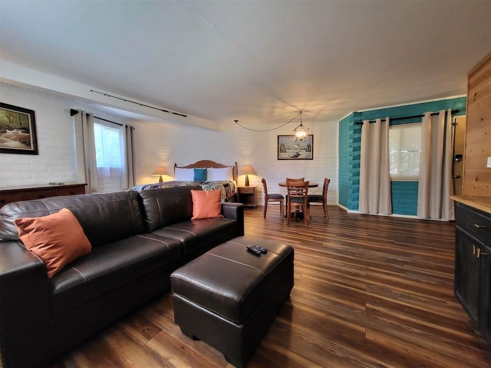 The Nook Pinetop 1