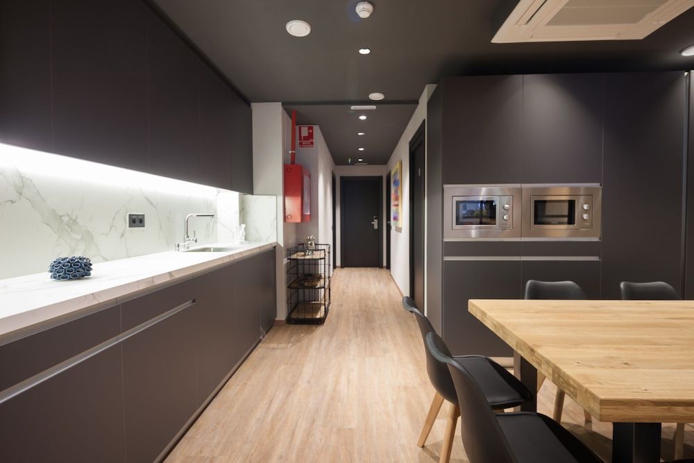 Airhostel Barcelona Airport 24h 1