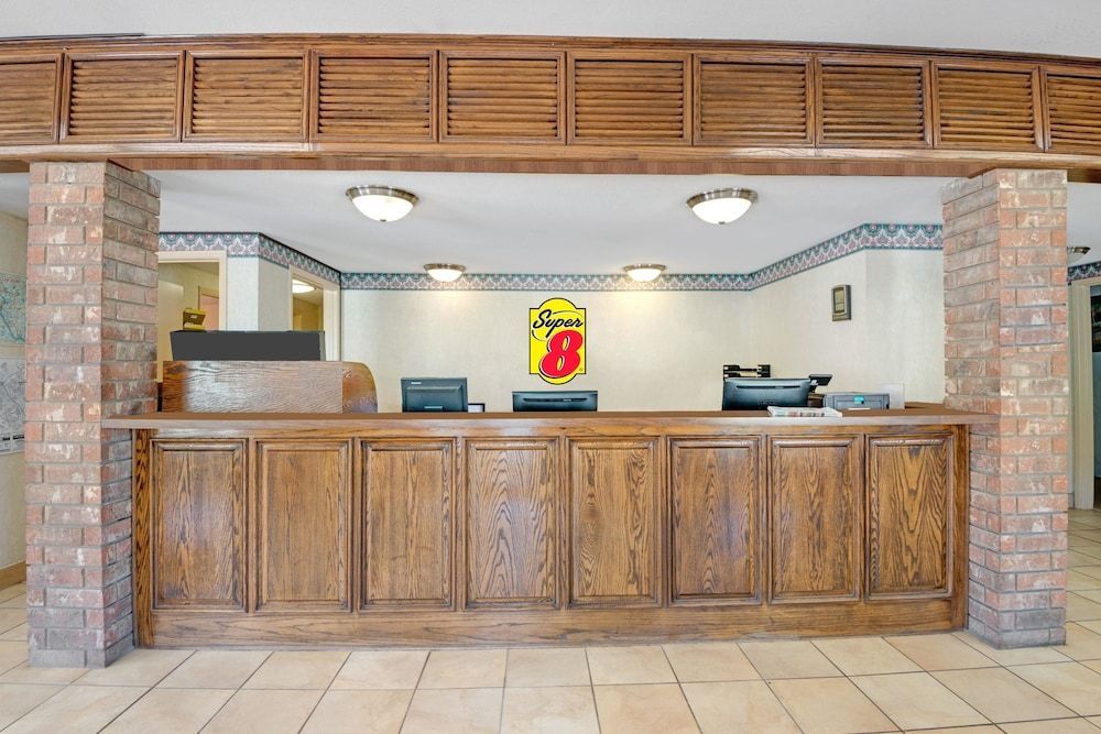 Super 8 by Wyndham Universal City 2