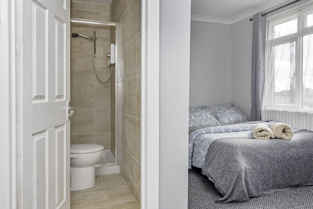Shirley house 2, Self Catering Guest House, Self Check in, Smart locks, 10 min Walk to Southampton General, Aspire and Princess Anne Hospitals, Access to Fully Equipped Kitchen, Excellent Transport Li 2