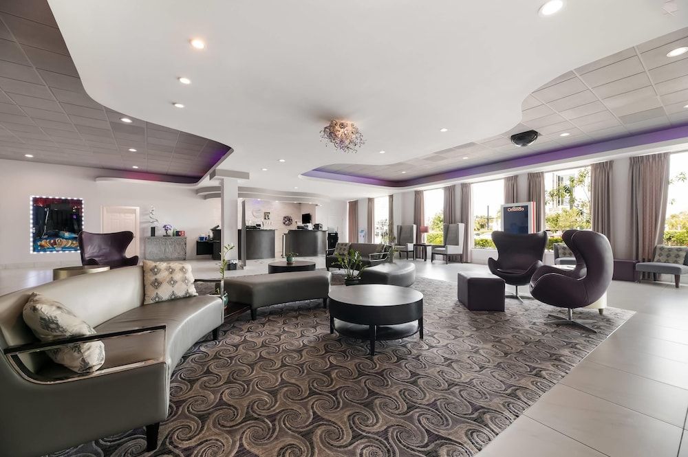 Clarion Inn & Suites Across From Universal Orlando Resort 2