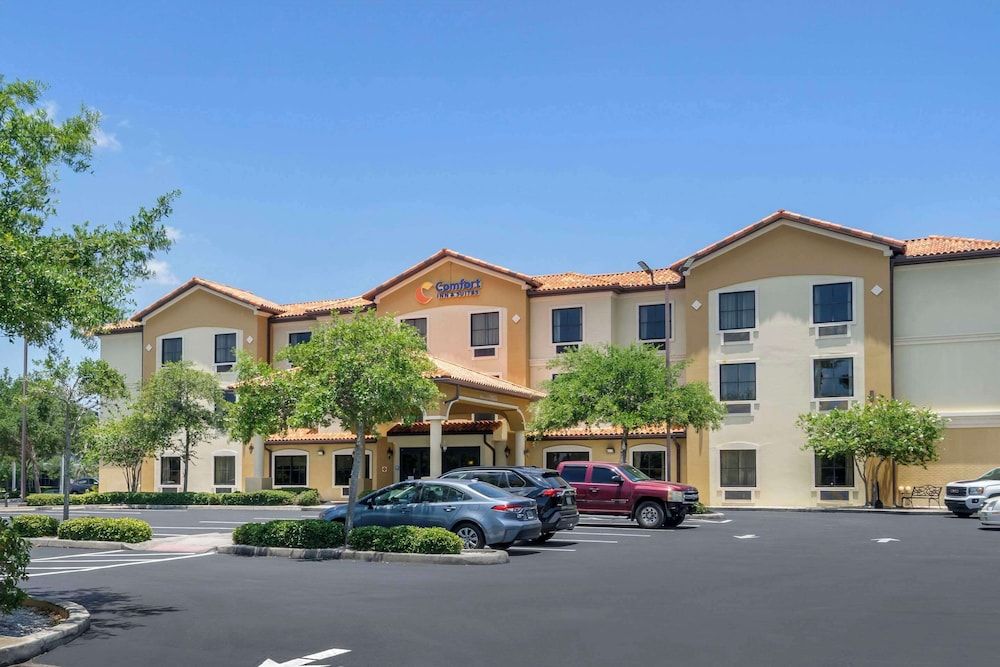 Comfort Inn & Suites Northeast - Gateway 1