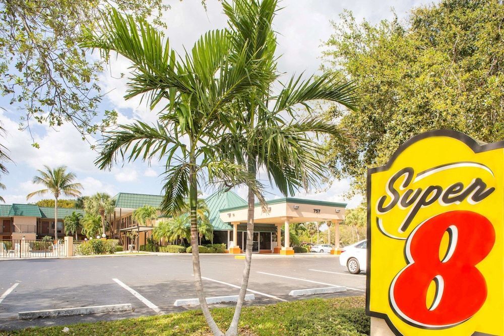 Super 8 by Wyndham North Palm Beach 1